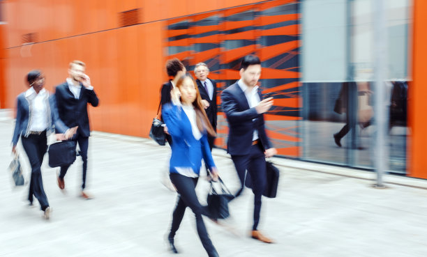 一群商人在街上奔跑图片下载