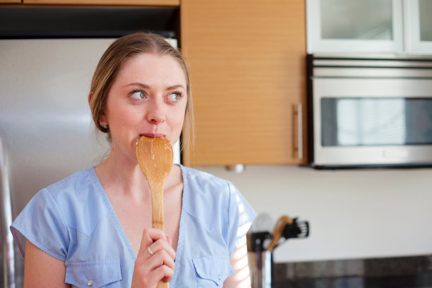 偷偷尝素材图片