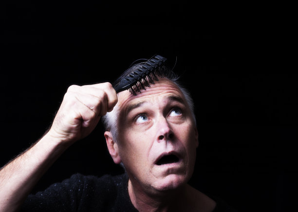 一名男子梳着头发，看起来很震惊图片下载