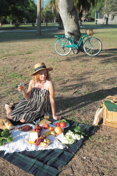 在公园野餐。图片下载