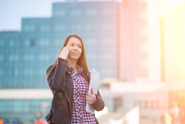 女网页设计师下班后打电话图片下载