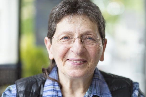 高级女性自然画像图片下载