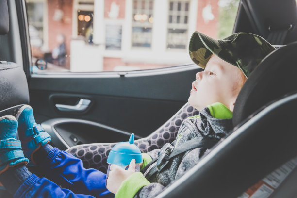 快乐的蹒跚学步的男孩安全在婴儿汽车座椅图片下载