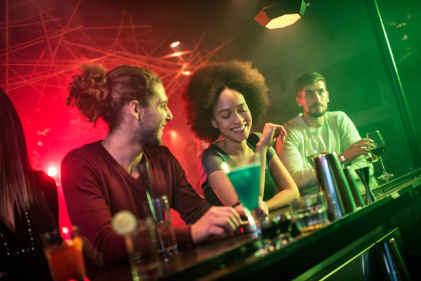 酒吧里的一群人图片下载