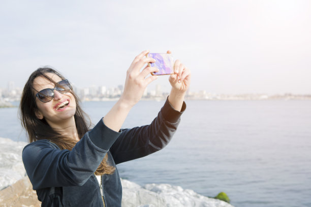 微笑的女人在自拍图片下载