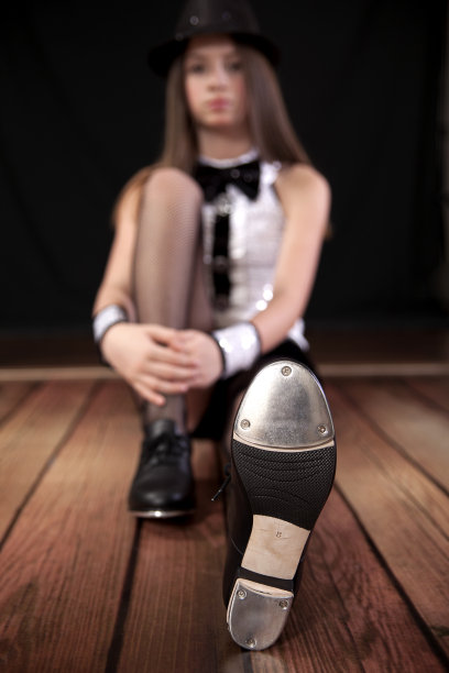 Macro踢踏舞鞋上的小女孩踢踏舞图片下载