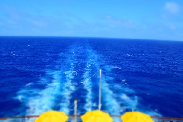 在船上航行图片下载