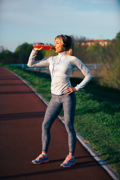 女运动员慢跑后喝水图片下载