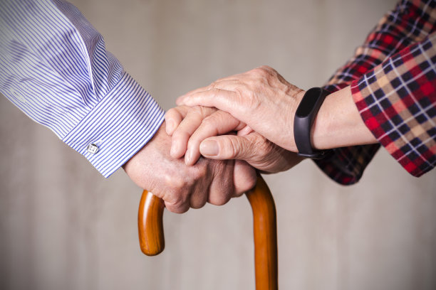 老年夫妇手牵拐杖图片下载