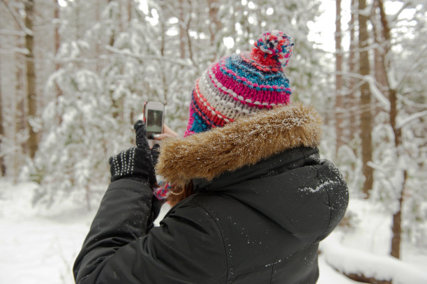 女人用手机拍照图片下载