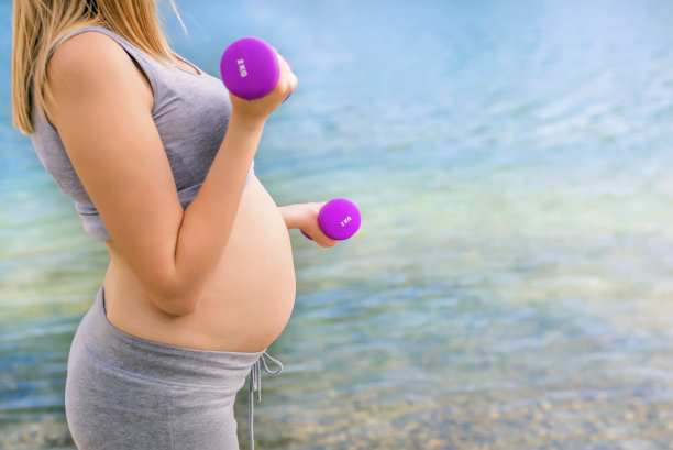 怀孕期间保持健康，举重训练图片下载
