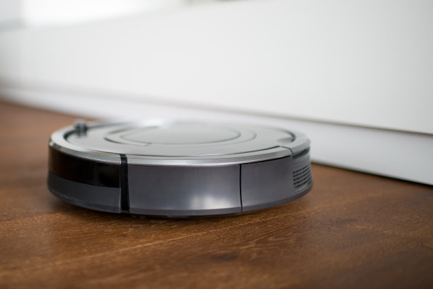 客厅里的机器人真空吸尘器素材图片
