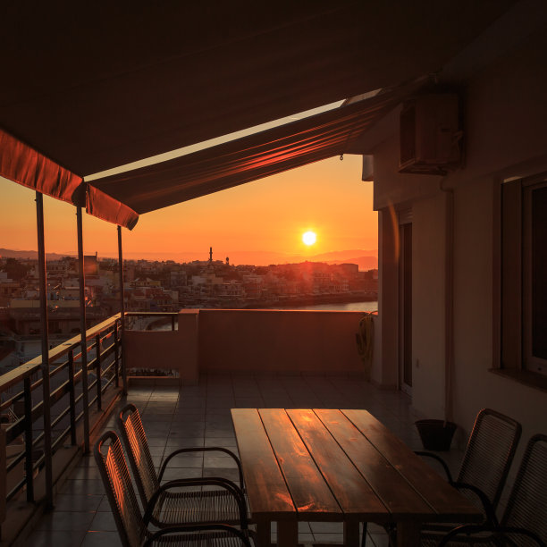 克里特岛查尼亚海港日落的阳台景色图片下载