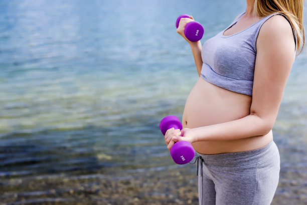 孕妇户外运动，举重训练图片下载