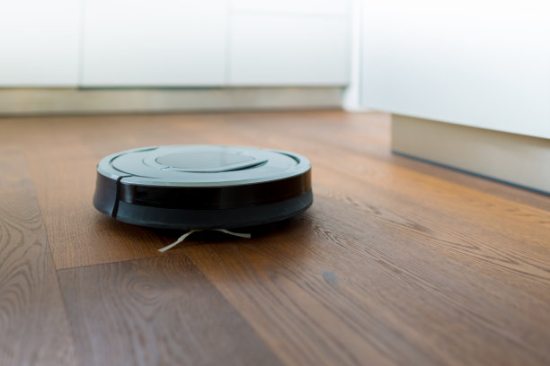 智能家居厨房中的机器人真空吸尘器素材图片