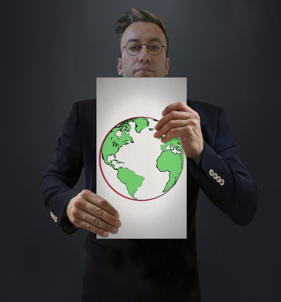 商人展示绿色世界图片下载