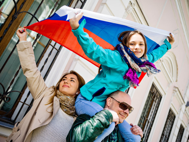 有国旗的真正俄罗斯家庭图片下载