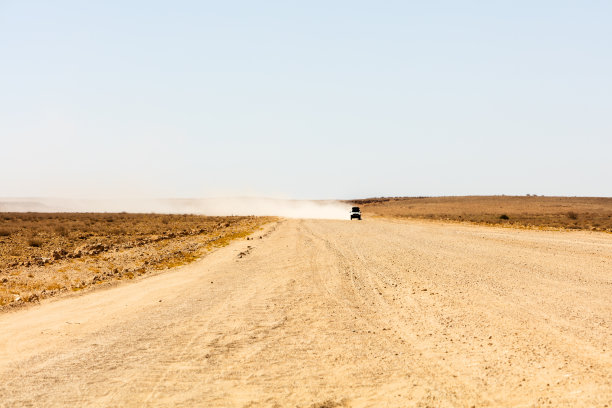 纳米比亚沙漠道路上的越野车图片下载