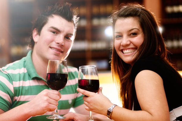 一对浪漫的年轻情侣在约会时对着镜头微笑图片下载