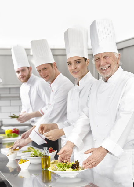 厨师在商业厨房里准备沙拉图片下载