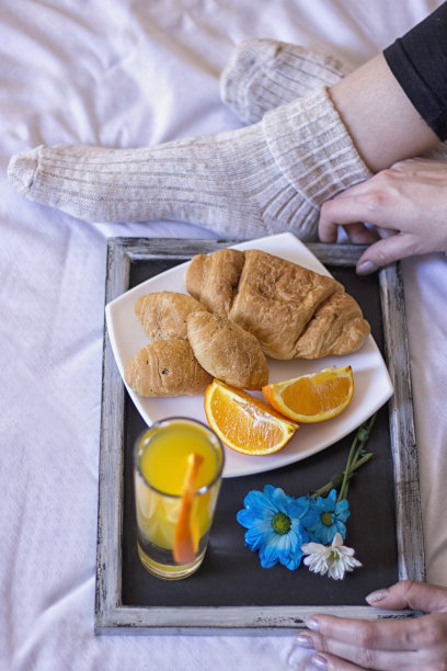 女人的腿和早餐在床上图片下载