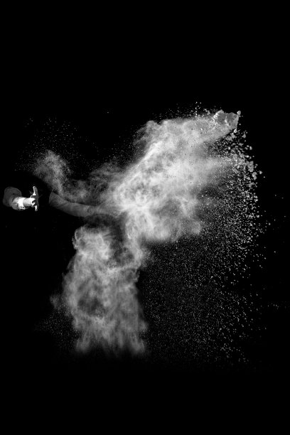 双手之间的灰尘在黑色的背景图片下载