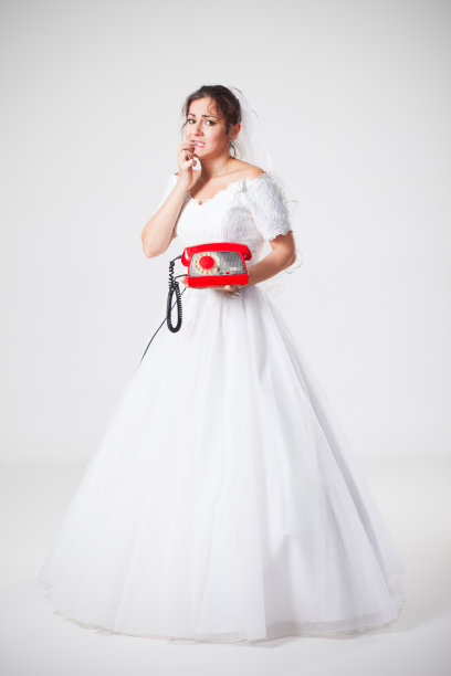 困惑的新娘在电话里大喊图片下载