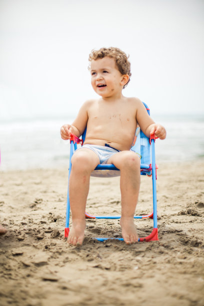 海滩上的男孩图片下载