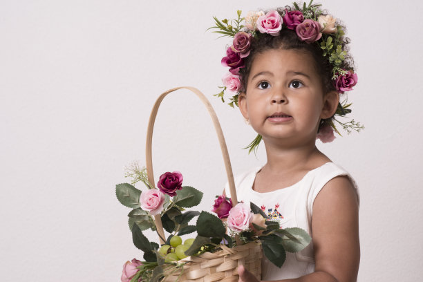 花童拿着收获篮庆祝春天的到来。图片下载