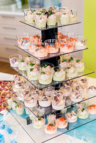 美味的开胃菜呈金字塔状排列图片下载