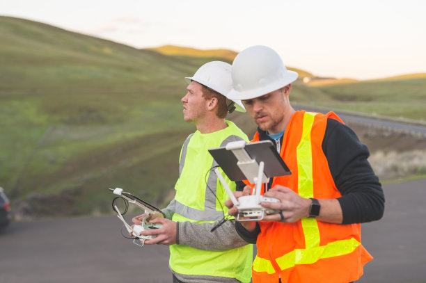 两名工程师使用无人机检查该国的风电场和发电厂素材图片