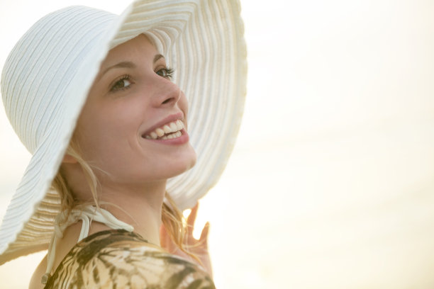 戴太阳帽的女人图片下载