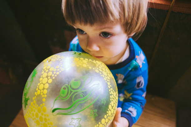 漂亮的孩子拿着彩色球气球图片下载