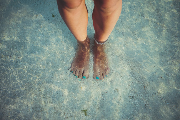 脚踏水，马尔代夫图片下载