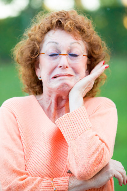 系列:以滑稽的面部表情为镜头中的资深女性表演图片下载