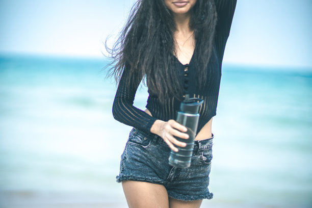 微笑的女人坐在图片下载