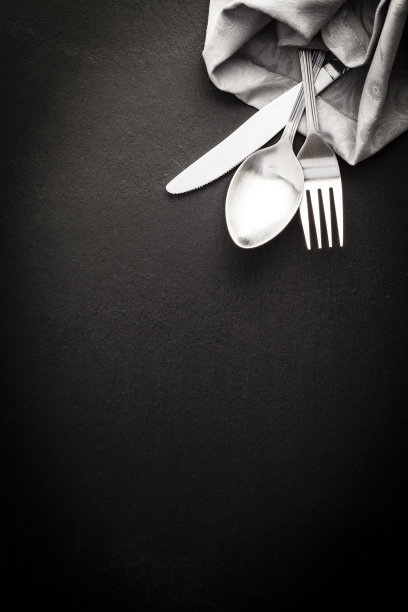 银器和餐巾直接拍摄在黑暗的背景图片下载