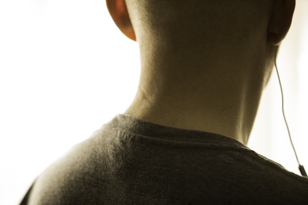 一个戴着入耳式耳机的男人图片下载