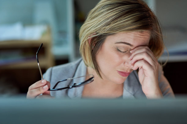 她盯着屏幕看太久了图片下载