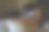 十多岁的女孩在床上看闹钟的时间图片下载
