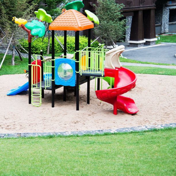 多彩的儿童户外滑梯图片下载