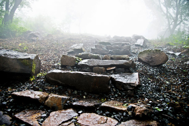 穿过雾的石头通道图片下载