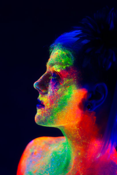 垂直特写模型在充满活力的uv涂料。图片下载