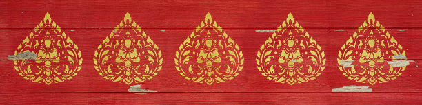 古老的黄金神话般的泰国天使花卉图案在一条线上的旧旧的红色木制面板背景。图片下载