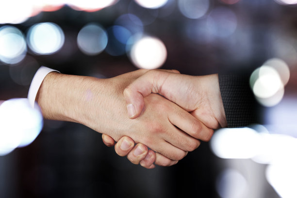 商人们在模糊的背景下握手图片下载