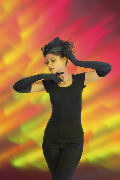 优雅的俄罗斯模型与彩虹背景手套图片下载