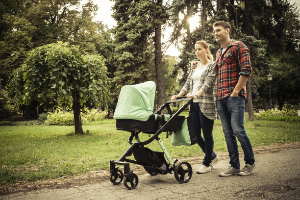 带宝宝去公园散步图片下载