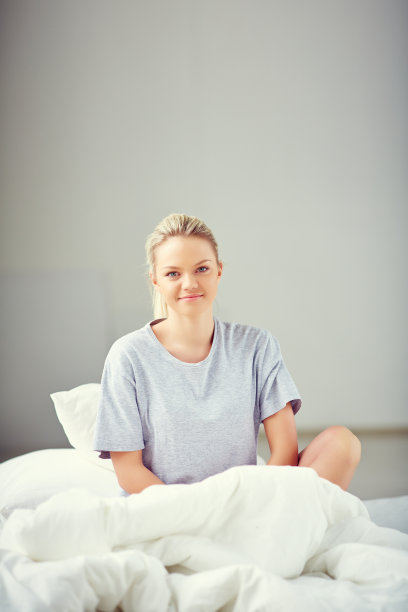 卧室里的漂亮女孩图片下载