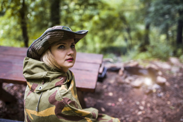 伪装女人在森林里侦察图片下载