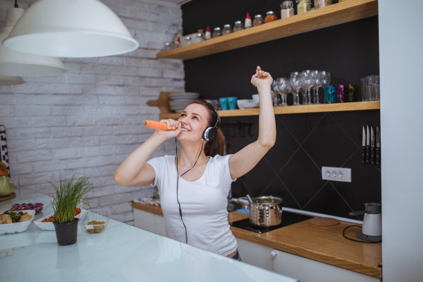 在烹饪的同时享受乐趣图片下载